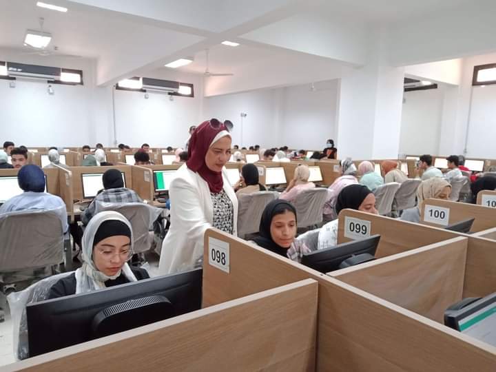 29800 طالبا يؤدون إختبارات منتصف الفصل الدراسي الأول إلكترونياً بجامعة قناة السويس