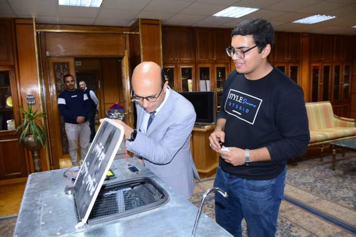 رئيس جامعة أسيوط يستقبل طالب صاحب ابتكار سلة نفايات ذكية تعمل أوتوماتيكياً بالطاقة الشمسية