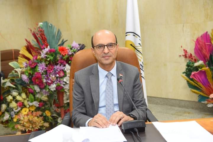 الدكتور أحمد المنشاوي خلال ترأسه إجتماع مجلس جامعة أسيوط