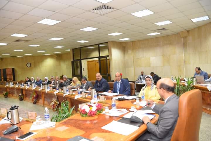 الدكتور أحمد المنشاوى خلال ترأسه إجتماع مجلس جامعة أسيوط