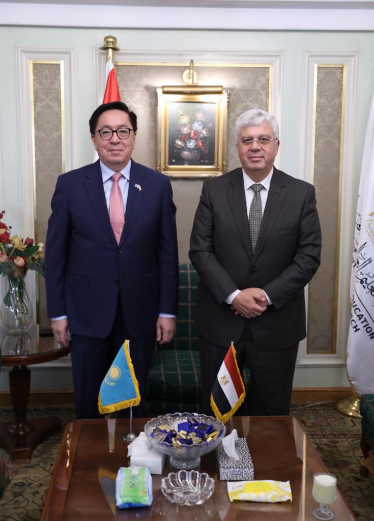 وزير التعليم العالي يبحث مع سفير كازاخستان بالقاهرة آليات التعاون