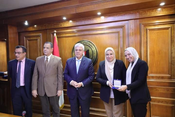 وزير التعليم العالي يكرم طلاب جامعة عين شمس الفائزين بالمركز الأول في مسابقة كأس العالم "إناكتس"