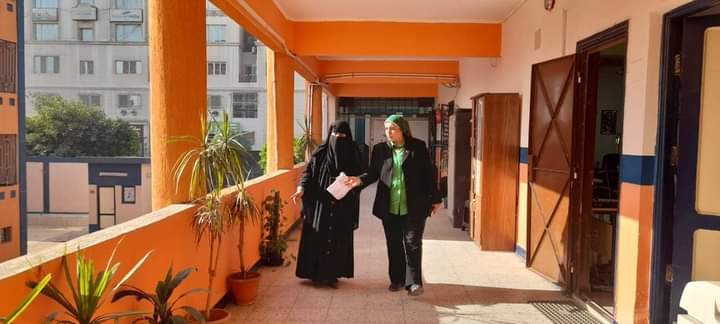 مدير عام الشئون التنفيذية بتعليم القاهرة تتفقد مدرسة البنك الوطني
