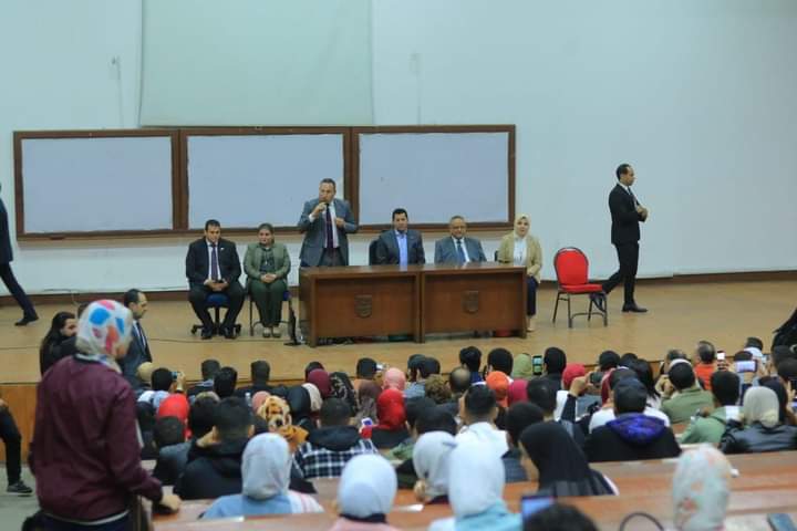 وزير الشباب والرياضة يلتقى مجموعة من الشباب داخل جامعة الإسكندرية