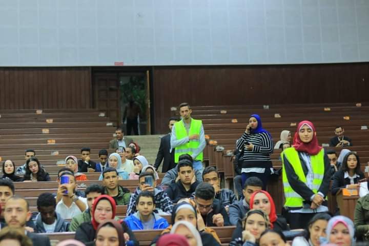 وزير الشباب والرياضة يلتقى مجموعة من الشباب داخل جامعة الإسكندرية