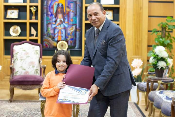 رئيس جامعة المنصورة يكرم الطفل المعجزة «عمر ذكي»
