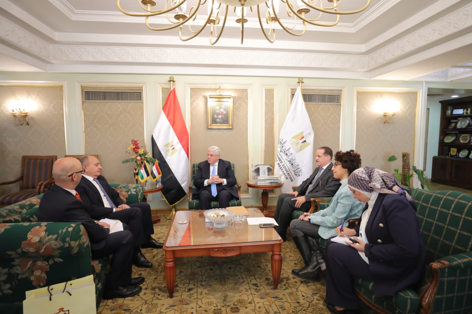 وزير التعليم العالي يبحث مع السفير الأردني بالقاهرة دعم التعاون