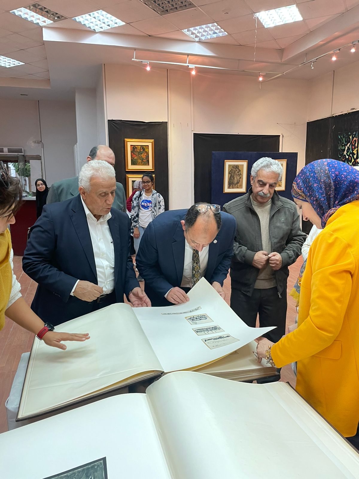 رئيس جامعة حلوان يفتتح معرض الخط العربي بكلية الفنون التطبيقية