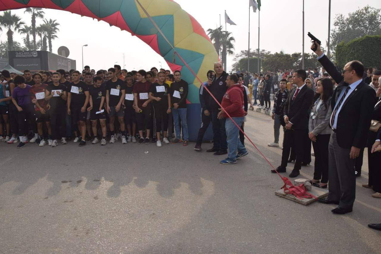 رئيس جامعة حلوان يطلق شارة بدء المارثون الرياضي بمشاركة ألف طالب وطالبة