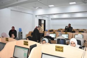 نائب رئيس جامعة مدينة السادات يتفقد الإختبارات الإلكترونية بعدد من الكليات