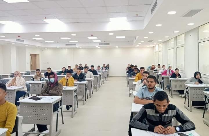 طلاب الجامعات التكنولوجية يؤدون الإمتحانات
