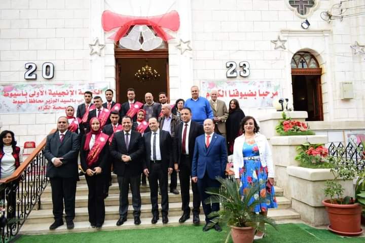 أسرة طلاب من أجل مصر بجامعة أسيوط فى جولة بعدد من الكنائس لتقديم التهنئة بعيد الميلاد المجيد