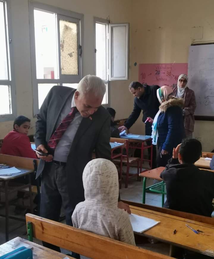 مدير تعليم القاهرة يتفقد إمتحانات النقل بمدرسة أنس بن مالك الرسمية لغات