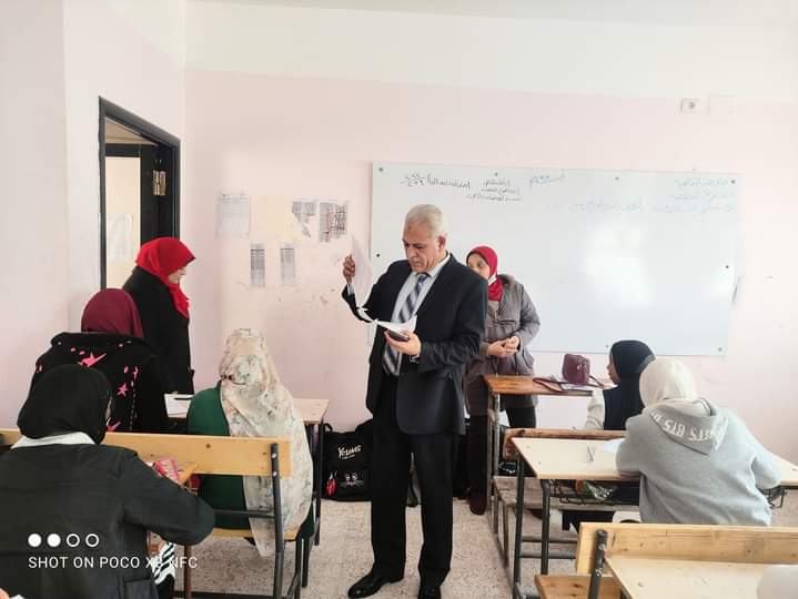 مدير تعليم القاهرة يتلقي أولياء الأمور خلال متابعة إمتحانات الأول الثانوي