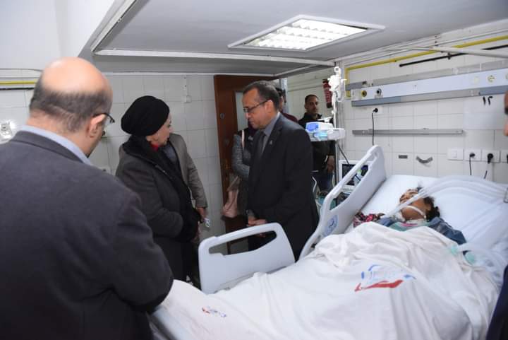 رئيس جامعة أسيوط فى زيارة لمستشفى الجامعة للإطمئنان على حالة المصابين فى حادث انقلاب سيارة