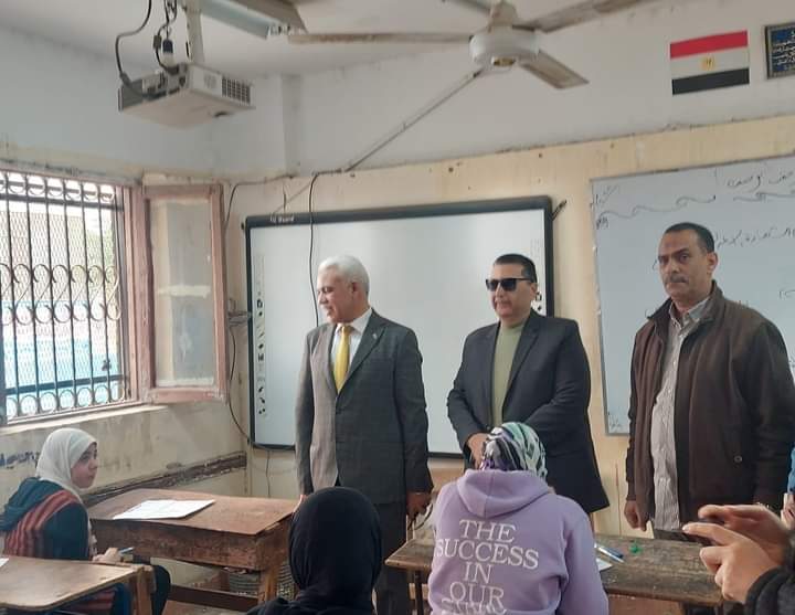 مدير تعليم القاهرة يتفقد لجنة مدرسة الصلب الإعدادية بنات بإدارة التبين.. والطالبات: سعداء بالأسئلة