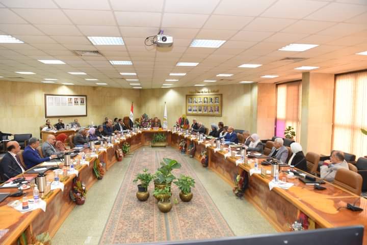 تفاصيل إجتماع مجلس جامعة أسيوط برئاسة «مها غانم»