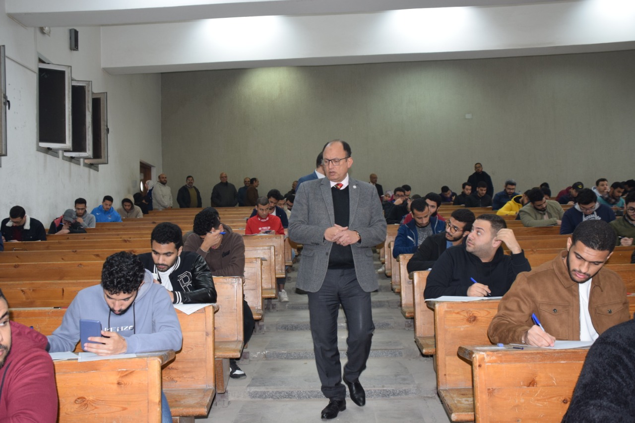 رئيس جامعة حلوان يتابع سير الإمتحانات
