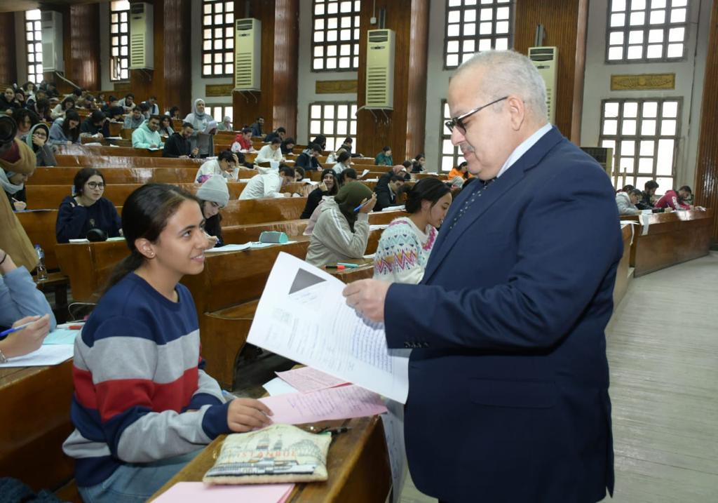 رئيس جامعة القاهرة يتفقد سير الإمتحانات بكليات الجامعة