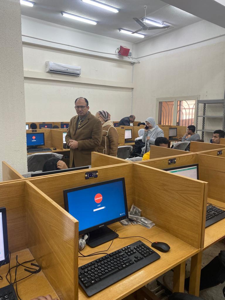 رئيس جامعة حلوان يتفقد ويتابع أول تطبيق لنظام الإختبارات الإلكترونية بكلية الحقوق