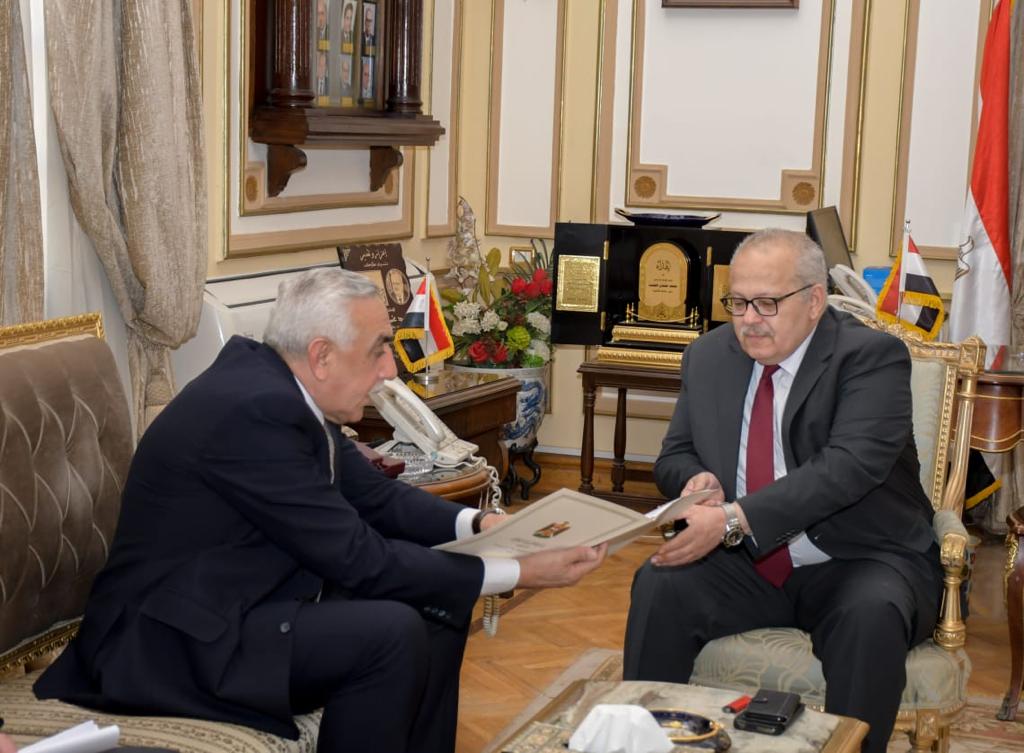 رئيس جامعة القاهرة يلتقي السفير العراقي بالقاهرة