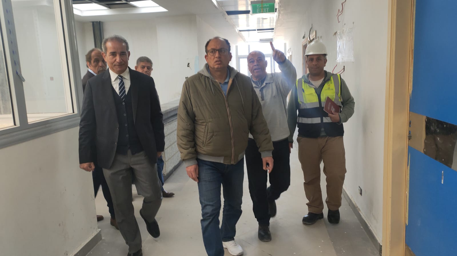 قبل أيام من إفتتاح المرحلة الأخيرة.. رئيس جامعة حلوان يتفقد سير الأعمال بمستشفى بدر الجامعي