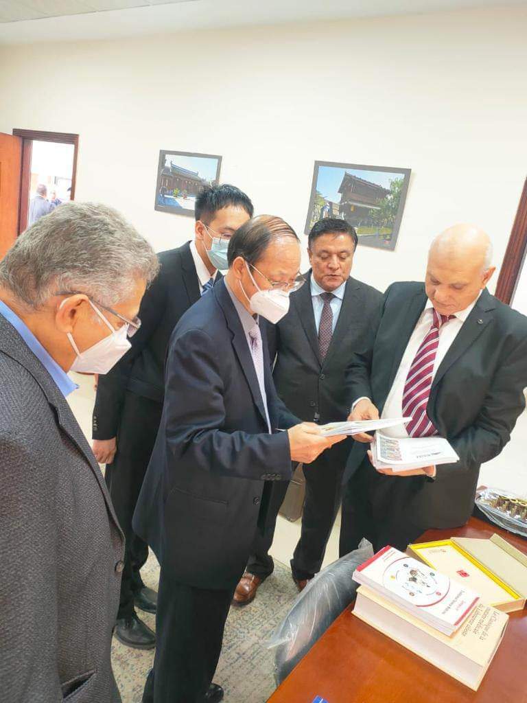 الوزير المفوض بالسفارة الصينية يشيد بتميز الجامعة المصرية الصينية وجهودها