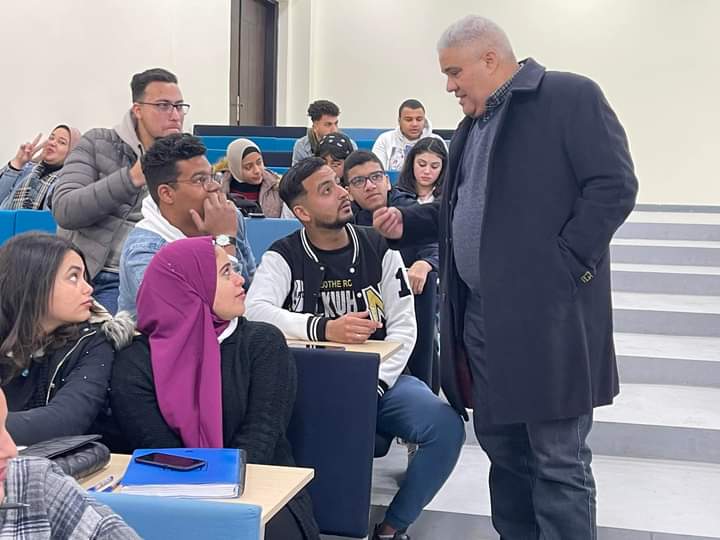 رئيس برج العرب التكنولوجية يتفقد الدراسة ويخصص ساعة أسبوعيا لسماع شكاوي الطلاب