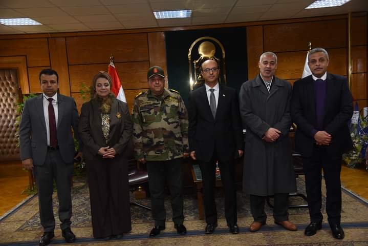 قائد المنطقة الجنوبية العسكرية يهنئ رئيس جامعة أسيوط على توليه منصبه الجديد