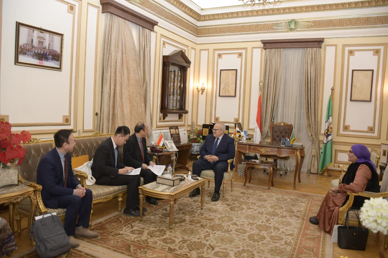 رئيس جامعة القاهرة يستقبل المستشار التعليمي الصيني