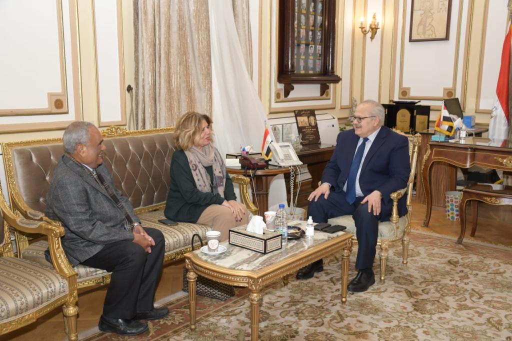 رئيس جامعة القاهرة يلتقى رئيسة المجلس القومي لحقوق الإنسان