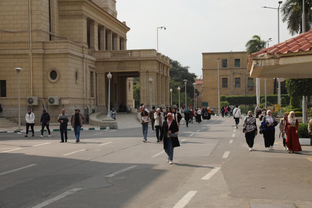 إنتظام الدراسة بكليات جامعة القاهرة من اليوم الأول للفصل الثاني