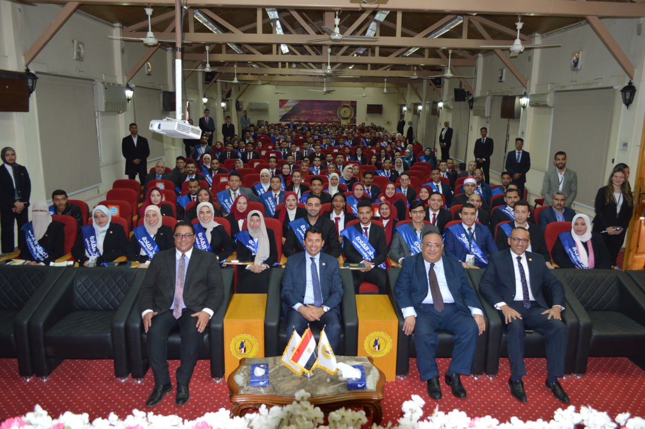 وزير الشباب يلتقي طلاب ملتقى قادة التغيير بمعهد إعداد القادة