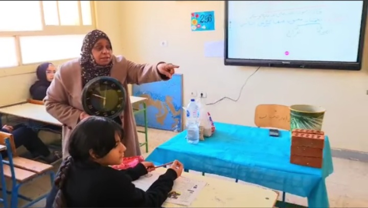 معلم خبير لغة عربية بالقاهرة تشرح للطلاب حصة عن أهمية الوقت