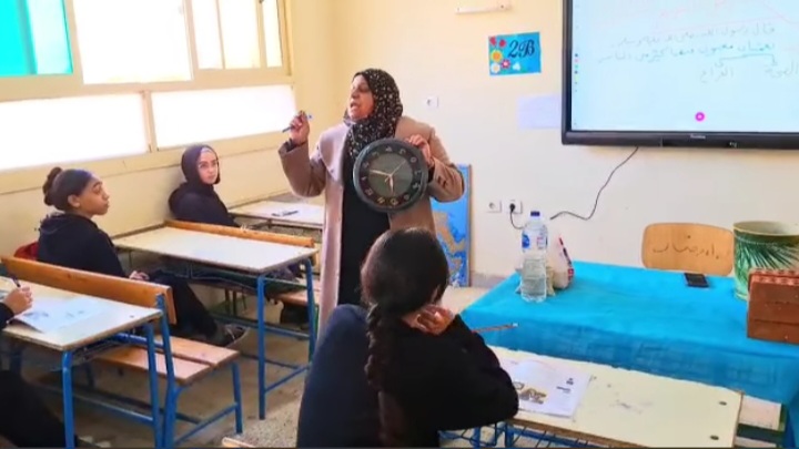 معلم خبير لغة عربية بالقاهرة تشرح للطلاب حصة عن أهمية الوقت