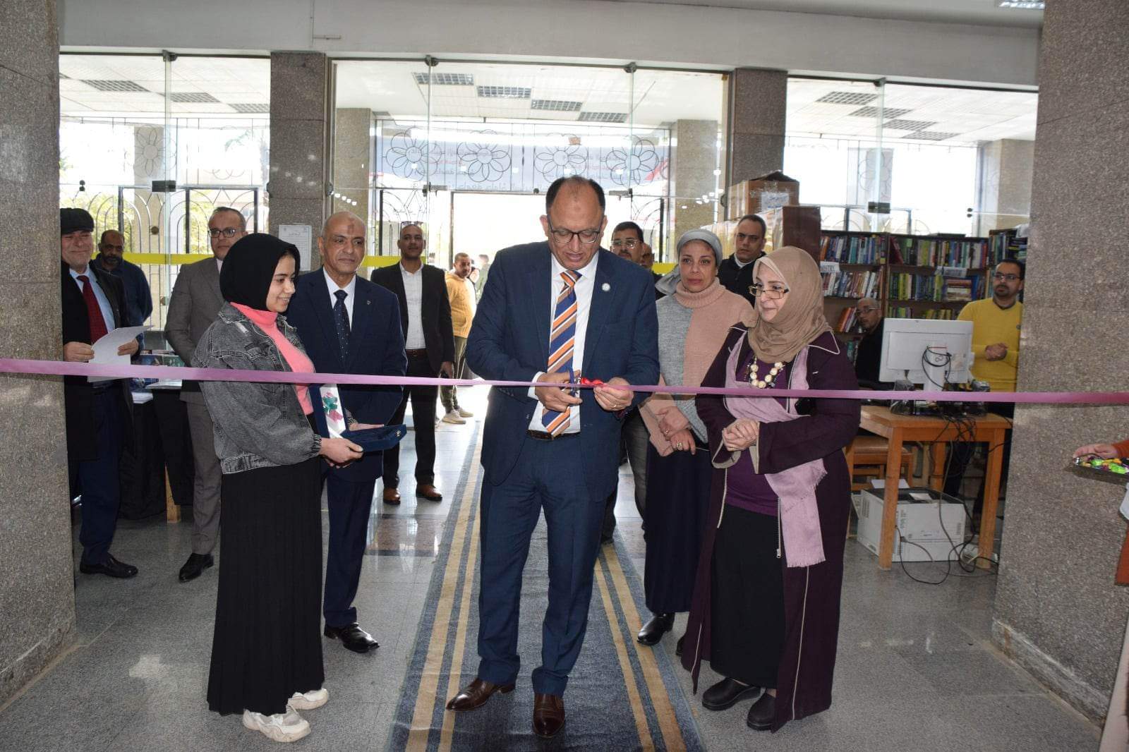 رئيس جامعة حلوان يفتتح معرض الكتاب السنوي السابع بالمكتبة المركزية