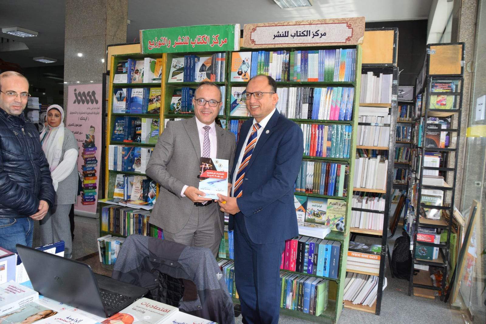 رئيس جامعة حلوان يفتتح معرض الكتاب السنوي السابع بالمكتبة المركزية