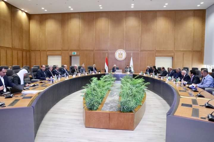 وزير التعليم العالي يعقد اجتماعًا مع رؤساء مجالس أمناء ورؤساء أفرع الجامعات الأجنبية