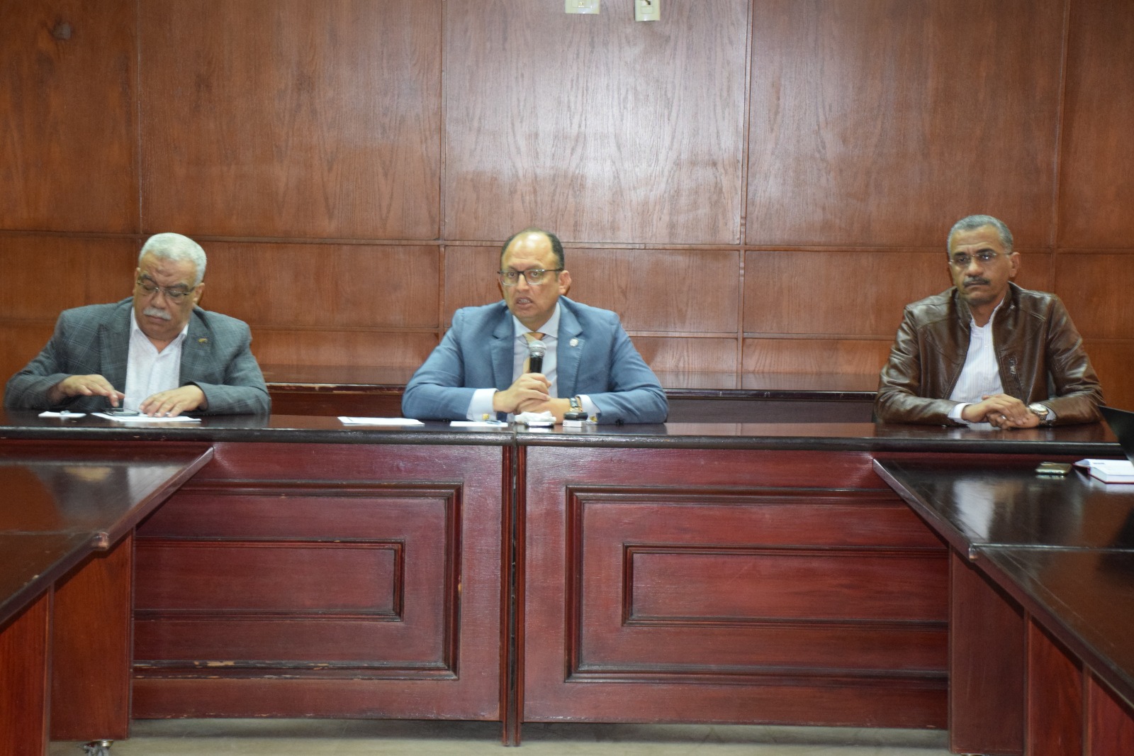 رئيس جامعة حلوان يجتمع مع مسئولي وأمناء الكليات بالجامعة