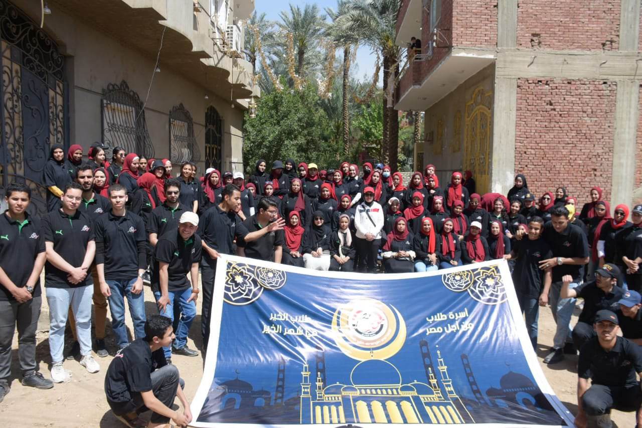 طلاب من أجل مصر بجامعة القاهرة يوزعون 2500 كرتونة مواد غذائية