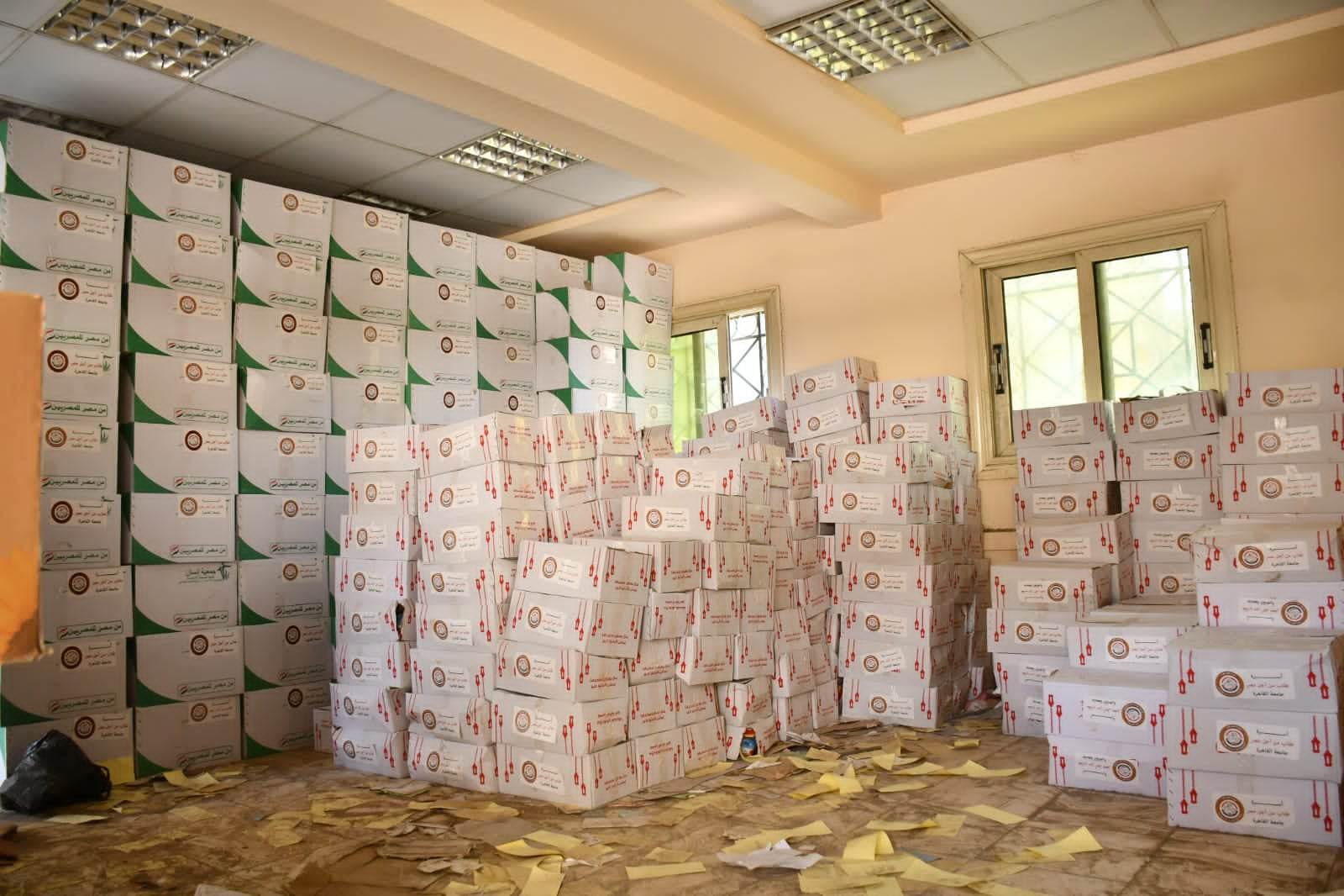 طلاب من أجل مصر بجامعة القاهرة يوزعون 2500 كرتونة مواد غذائية