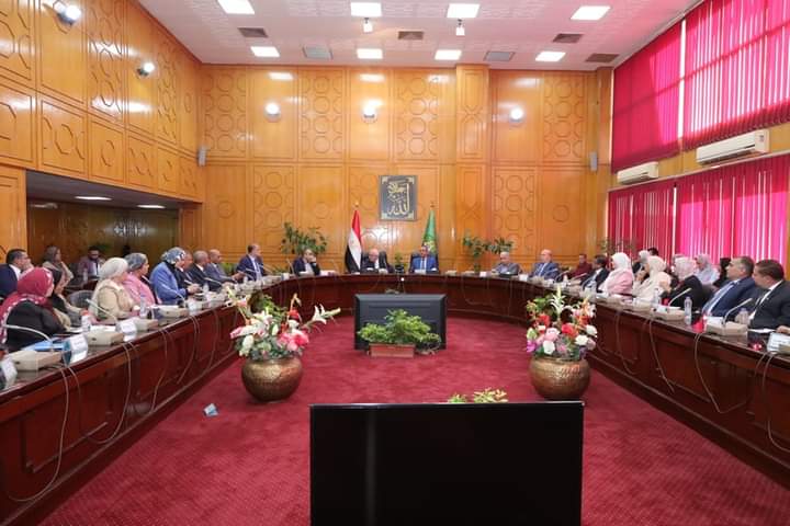 وزير التعليم ومحافظ الإسماعيلية يعقدان اجتماعا مع قيادات ومديرى الإدارات التعليمية