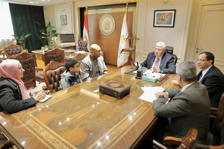وزير التعليم العالي يلتقي بأسرة الطفل يحيى عبدالناصر "العبقري"