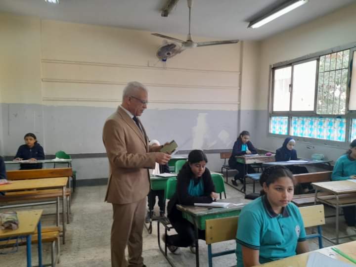 مدير تعليم القاهرة يتفقد لجان إمتحانات النقل للفصل الدراسي الأول