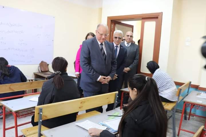 محافظ القاهرة ومدير المديرية يتابعان لجان امتحانات الشهادة الإعدادية للفصل الدراسى الأول