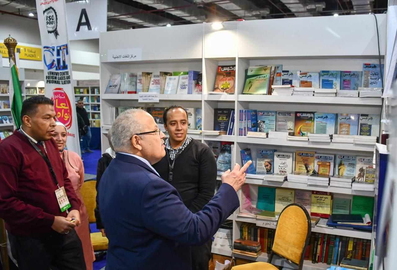 الخشت يتفقد جناح جامعة القاهرة فى معرض القاهرة الدولي للكتاب