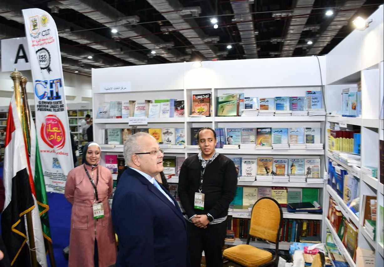 الخشت يتفقد جناح جامعة القاهرة فى معرض القاهرة الدولي للكتاب