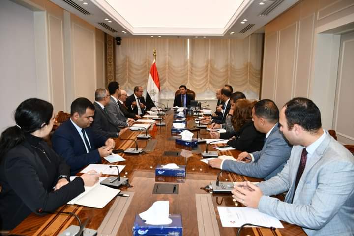 وزير الشباب والرياضة يبحث سُبل تعزيز التعاون المشترك مع الجامعة البريطانية في مصر