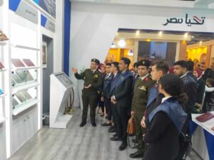 طلاب جامعة حلوان فى زيارة للجناح العسكري بمعرض الكتاب