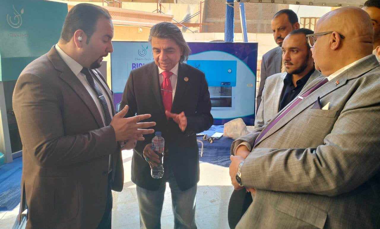 بحضور "حسين" و "موافي" و "شعبان" | رئيس "كيم تك" للأجهزة العلمية والمعملية يشارك في فعاليات مؤتمر أمراض الباطنة بالأقصر